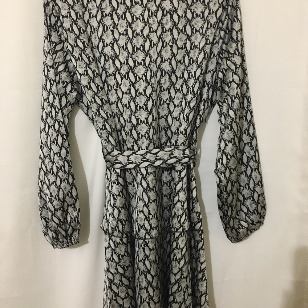 3/$28❤️Snake Print  Dress V neck - Picture 6 of 12